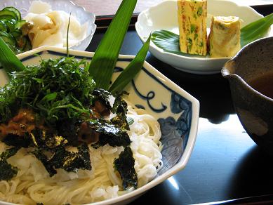 納豆おろしそうめん 具沢山で満足